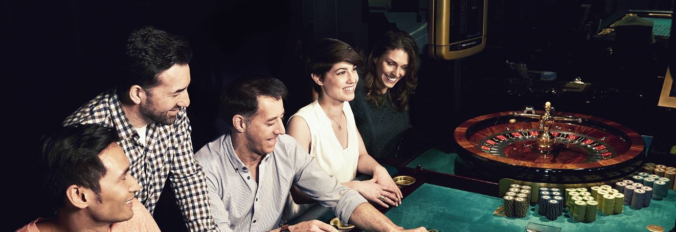 joueurs à une table de roulette